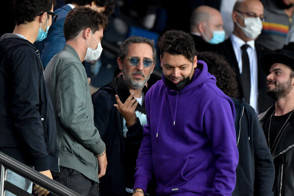 Gad Elmaleh et son fils Noé, Kev Adams et son frère Noam - en tribunes du Parc des Princes à Paris, le 19 septembre 2021. @ Lionel Urman/Panoramic/Bestimage