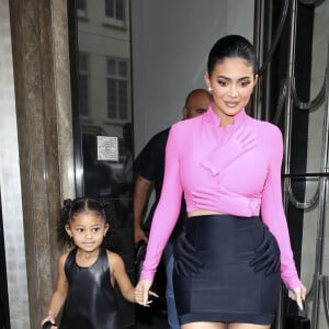 Kylie Jenner et sa fille Stormi quittent l'hôtel Claridge's à Londres, le 4 août 2022.