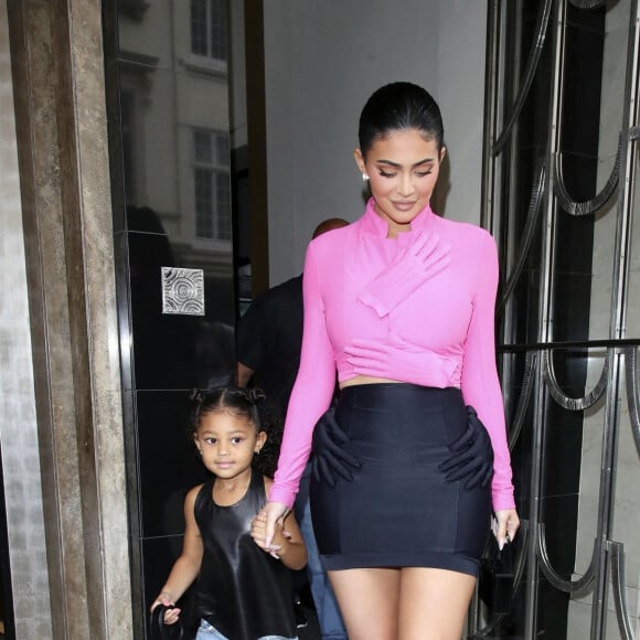 Kylie Jenner et sa fille Stormi quittent l'hôtel Claridge's à Londres, le 4 août 2022.