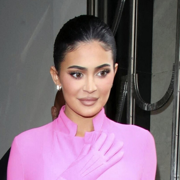 Kylie Jenner et sa fille Stormi quittent l'hôtel Claridge's à Londres, le 4 août 2022.