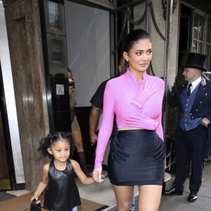 Kylie Jenner et sa fille Stormi quittent l'hôtel Claridge's à Londres, le 4 août 2022.