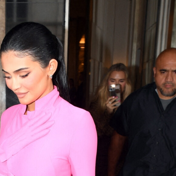 Kylie Jenner et sa fille Stormi quittent l'hôtel Claridge's à Londres, le 4 août 2022.
