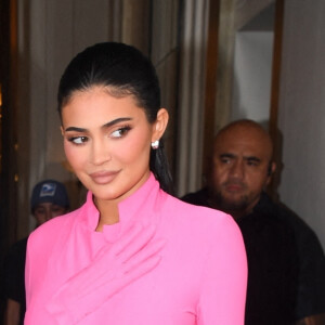 Kylie Jenner et sa fille Stormi quittent l'hôtel Claridge's à Londres, le 4 août 2022.