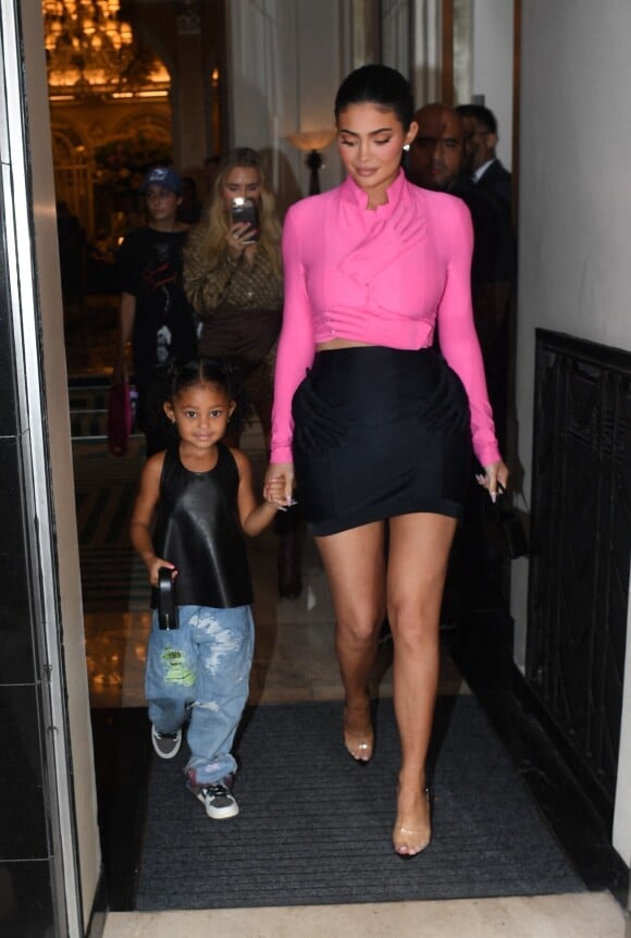 Kylie Jenner et sa fille Stormi quittent l'hôtel Claridge's à Londres, le 4 août 2022.