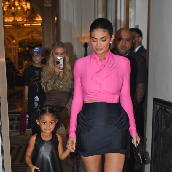 Kylie Jenner et sa fille Stormi quittent l'hôtel Claridge's à Londres, le 4 août 2022.