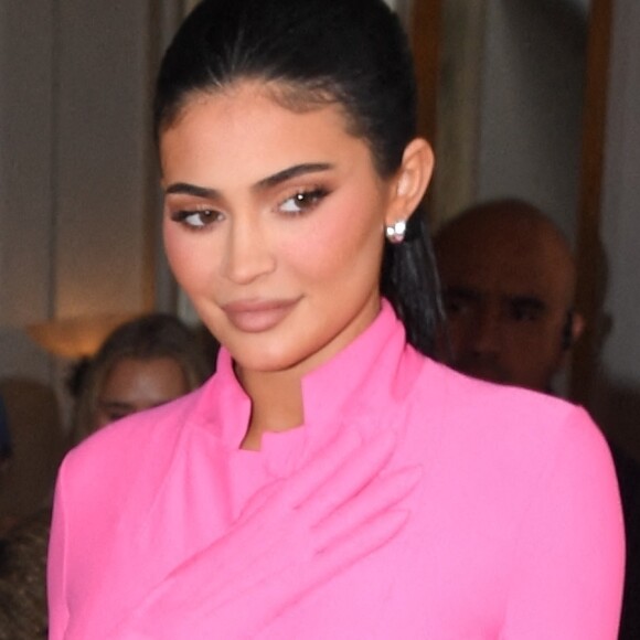 Kylie Jenner et sa fille Stormi quittent l'hôtel Claridge's à Londres.