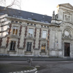 Patrick Balkany sort de la gendarmerie de Vexin-sur-Epte après sa convocation par Dominique Puechmaille, procureure de la République d'Evreux : Il part à la maison d'arrêt de Fleury Mérogis. Le 7 février 2022. La cour d'appel de Rouen avait prononcé jeudi dernier la révocation du placement sous bracelets électroniques du couple Balkany, ouvrant la voie à leur retour un prison. © Denis Guignebourg / Bestimage