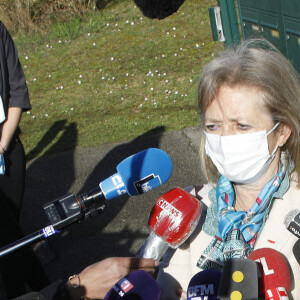 Dominique Puechmaille, procureure de la République d'Evreux parle à la presse - Patrick Balkany sort de la gendarmerie de Vexin-sur-Epte après sa convocation par Dominique Puechmaille, procureure de la République d'Evreux : Il part à la maison d'arrêt de Fleury Mérogis. Le 7 février 2022. La cour d'appel de Rouen avait prononcé jeudi dernier la révocation du placement sous bracelets électroniques du couple Balkany, ouvrant la voie à leur retour un prison. © Denis Guignebourg / Bestimage