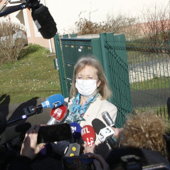 Dominique Puechmaille, procureure de la République d'Evreux parle à la presse - Patrick Balkany sort de la gendarmerie de Vexin-sur-Epte après sa convocation par Dominique Puechmaille, procureure de la République d'Evreux : Il part à la maison d'arrêt de Fleury Mérogis. Le 7 février 2022. La cour d'appel de Rouen avait prononcé jeudi dernier la révocation du placement sous bracelets électroniques du couple Balkany, ouvrant la voie à leur retour un prison. © Denis Guignebourg / Bestimage