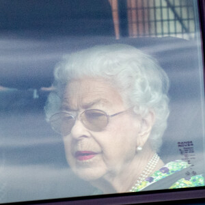 La reine Elisabeth II d'Angleterre à la sortie du château de Windsor, pour se rendre à Balmoral. Le 21 juillet 2022 