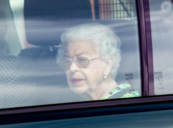 La reine Elisabeth II d'Angleterre à la sortie du château de Windsor, pour se rendre à Balmoral. Le 21 juillet 2022 