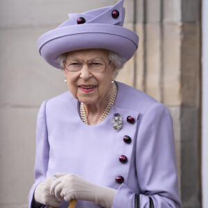 La reine Elizabeth II assiste à un défilé de loyauté des forces armées dans les jardins du palais de Holyroodhouse, à Édimbourg, à l'occasion de son jubilé de platine en Écosse.