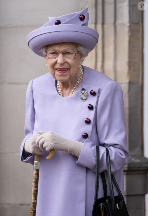 La reine Elizabeth II assiste à un défilé de loyauté des forces armées dans les jardins du palais de Holyroodhouse, à Édimbourg, à l'occasion de son jubilé de platine en Écosse.
