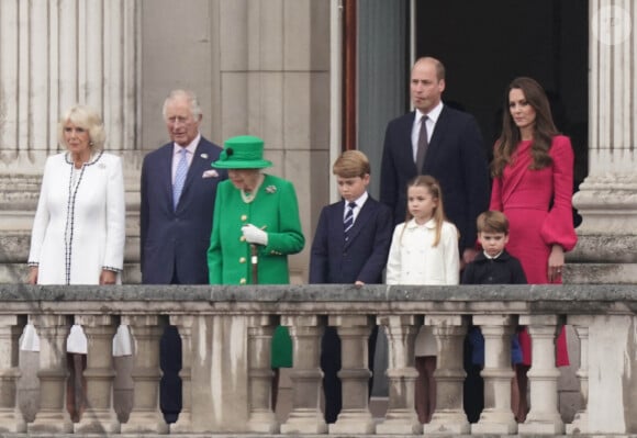 La reine Elisabeth II - La famille royale d'Angleterre au balcon du palais de Buckingham, à l'occasion du jubilé de la reine d'Angleterre. Le 5 juin 2022 