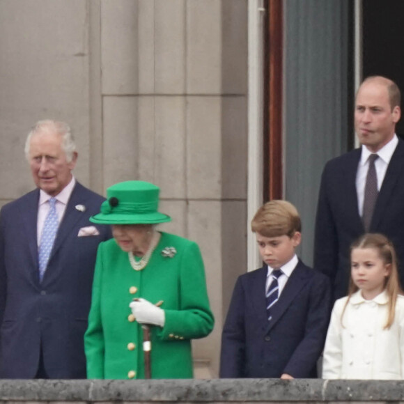 La reine Elisabeth II - La famille royale d'Angleterre au balcon du palais de Buckingham, à l'occasion du jubilé de la reine d'Angleterre. Le 5 juin 2022 