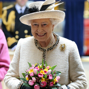 La Reine Elisabeth II d'Angleterre en deplacement a la station de metro Baker Street a Londres le 20/03/2013 a l'occasion du 150 eme anniversaire du metro londonien 