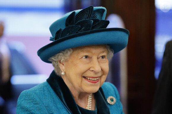 La reine Elisabeth II d'Angleterre en visite dans les nouveaux locaux de la "Royal Philatelic Society" à Londres. Le 26 novembre 2019 