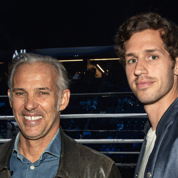 Paul Belmondo et son fils Victor Belmondo - Les célébrités assistent au combat de boxe opposant le français Tony Yoka au congolais Martin Bakula à l'AccorHotels Arena à Paris, France, le 14 mai 2022. © Aurelien Morissard/Panoramic/Bestimage
