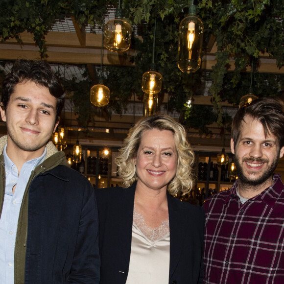 Luana Belmondo avec ses fils Giacomo et Alessandro - Luana Belmondo lors du lancement de son livre "Italia mia Luana cuisine Rome" et de l'annonce de la diffusion de la série d'émissions sur la chaîne TV My Cuisine, au restaurant l'Osteria del Vino du marché spacieux Eataly Paris Marais à Paris le 7 novembre 2019. © Tiziano Da Silva - Pierre Perusseau/Bestimage 