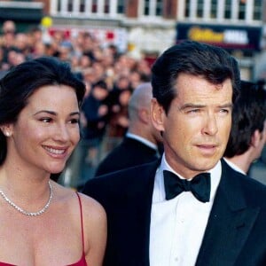 Pierce Brosnan et Keely Shaye Smith en 1999.