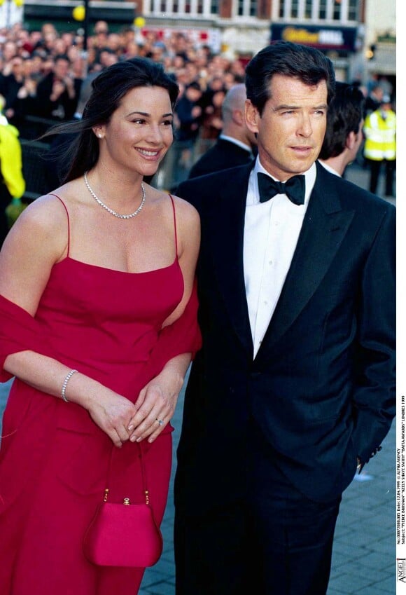 Pierce Brosnan et Keely Shaye Smith en 1999.