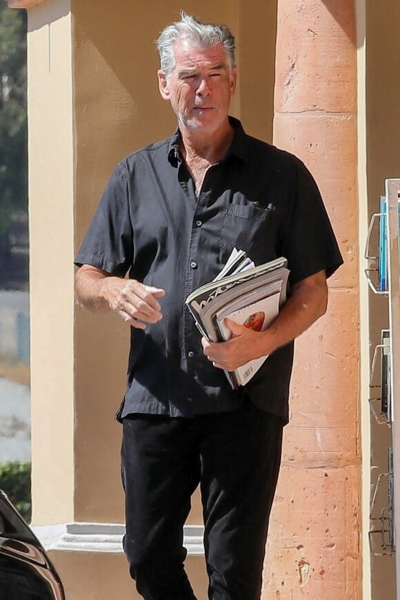 Pierce Brosnan va acheter des journaux à Malibu le 17 juin 2022 