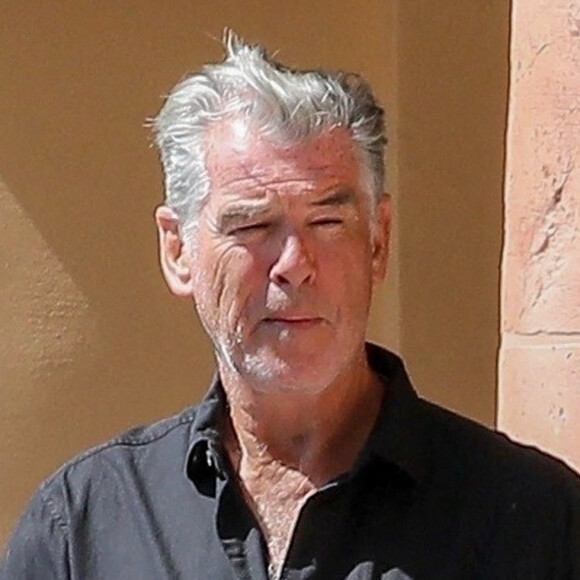 Pierce Brosnan va acheter des journaux à Malibu le 17 juin 2022 