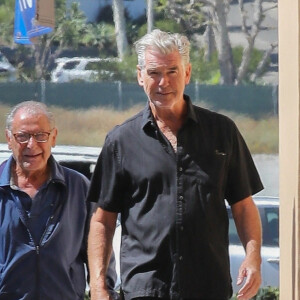 Pierce Brosnan va acheter des journaux à Malibu le 17 juin 2022 