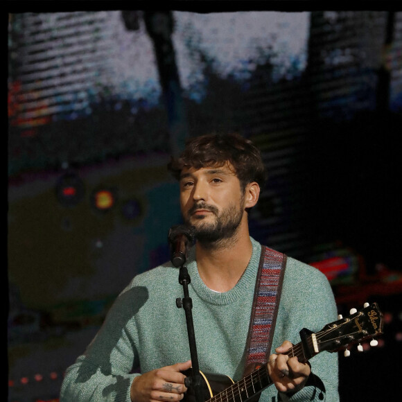 Jérémy Frérot lors de la soirée L'année de la déprime (et même un peu plus...) aux Folies Bergère à Paris le 29 novembre 2021. © Alain Guizard / Bestimage 