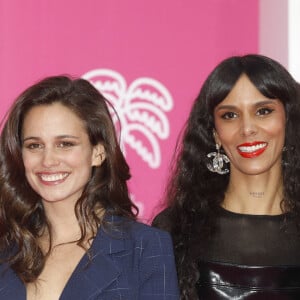 Lucie Lucas, Shy'm (Tamara Marthe) pour la série "Cannes Confidential" - Photocall lors de la 5ème saison du festival International des Séries "Canneseries" à Cannes le 4 avril 2022. © Denis Guignebourg / Bestimage 