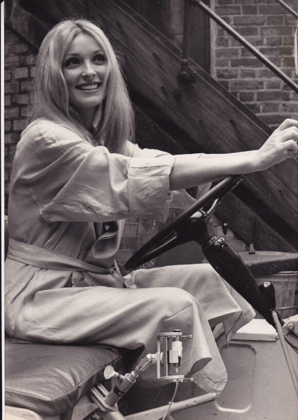 Sharon Tate photographiée lors de son dernier tournage 12+1 en 1969 à Londres