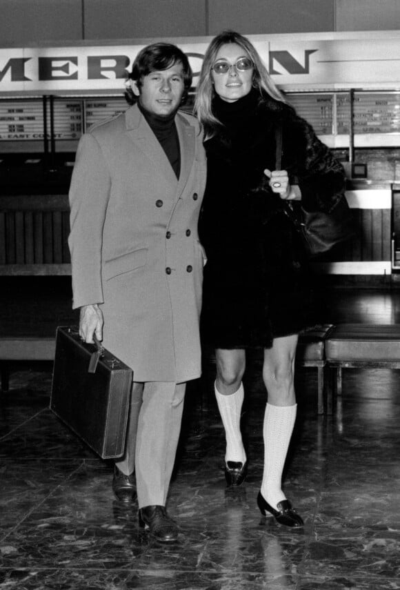 Sharon Tate arrivant à l'aéroport de Londres en 1968 avec Roman Polanski