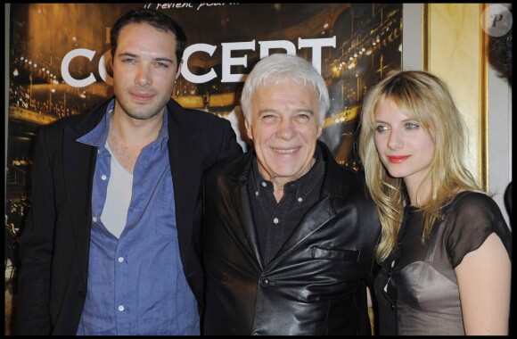 Mélanie Laurent avec Nicolas et Guy Bedos à l'occasion de la grande soirée donnée pour les deux millions d'entrées au box-office du Concert, au Ritz Club, à l'Hôtel Ritz, à Paris, le 5 février 2010.