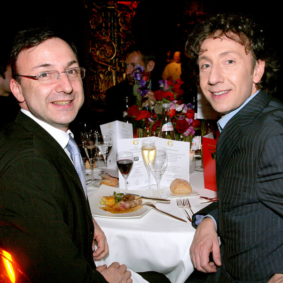 Exclu - Stéphane Bern et son frère Armand au Musée Grévin à Paris