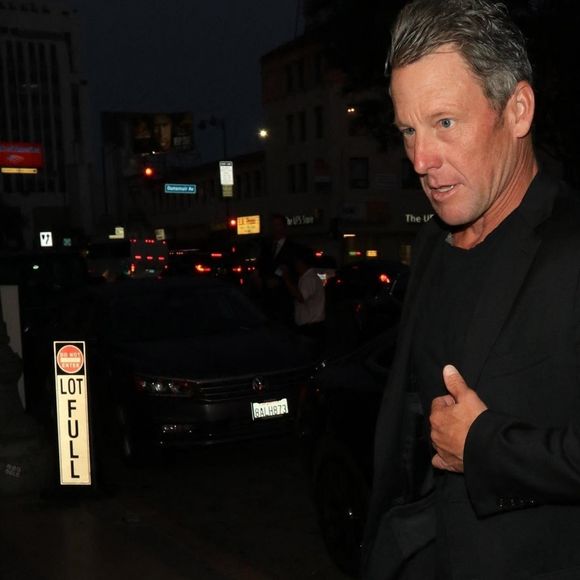Lance Armstrong croise sa fiancée Anna Hansen au théâtre El Rey à Hollywood le 7 juin 2018.