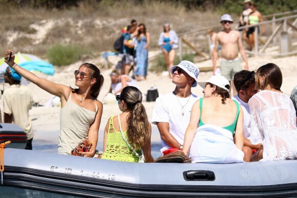 Lando Norris avec sa compagne Luisinha Oliveira et des amis à Formentera, le 8 août 2022.