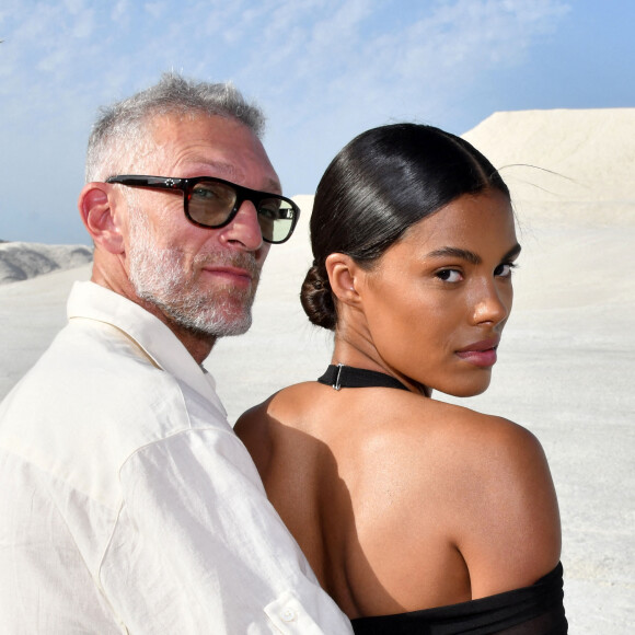 Vincent Cassel et sa femme Tina Kunakey durant le défilé "Le Papier" la collection automne hiver de Simon Porte Jacquemus aux Salin de Giraud à Arles. © Bruno Bebert/Bestimage