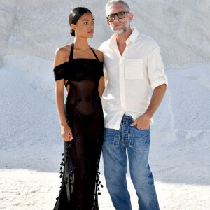 Vincent Cassel et sa femme Tina Kunakey durant le défilé "Le Papier" la collection automne hiver 2022-2023 de Simon Porte Jacquemus aux Salin de Giraud à Arles, le 27 juin 2022. © Bruno Bebert/Bestimage 