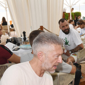 Vincent Cassel et sa femme Tina Kunakey au restaurant La Môme Plage lors du 75ème Festival International du Film de Cannes, France, le 23 mai 2022. © Rachid Bellak/Bestimage 