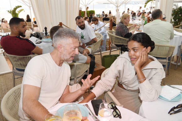 Vincent Cassel et sa femme Tina Kunakey au restaurant La Môme Plage lors du 75ème Festival International du Film de Cannes, France, le 23 mai 2022. © Rachid Bellak/Bestimage 