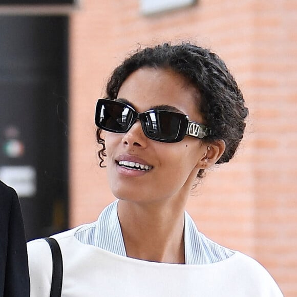 Vincent Cassel et sa femme Tina Kunakey arrivent à l'aéroport international de Venise - Marco Polo et prennent un bateau-taxi, à Venise, Italie, le 21 avril 2022. Tina Kunakey est habillée de la tête aux pieds en Valentino. 