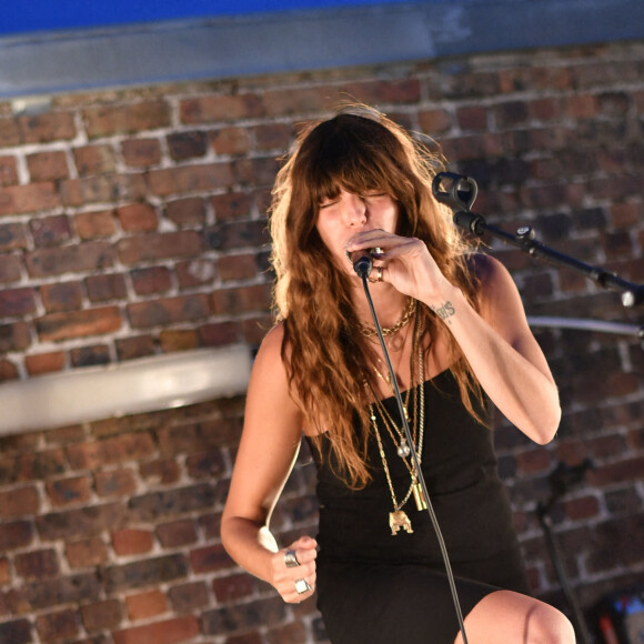 Lou Doillon en concert lors de la soirée de présentation de la nouvelle plateforme de marque "Génération IKKS" et de la première capsule iconique "La Leather Story" sur les toits de la capitale, rue d'Abbeville, à Paris. Le 8 septembre 2021 © Rachid Bellak / Bestimage 
