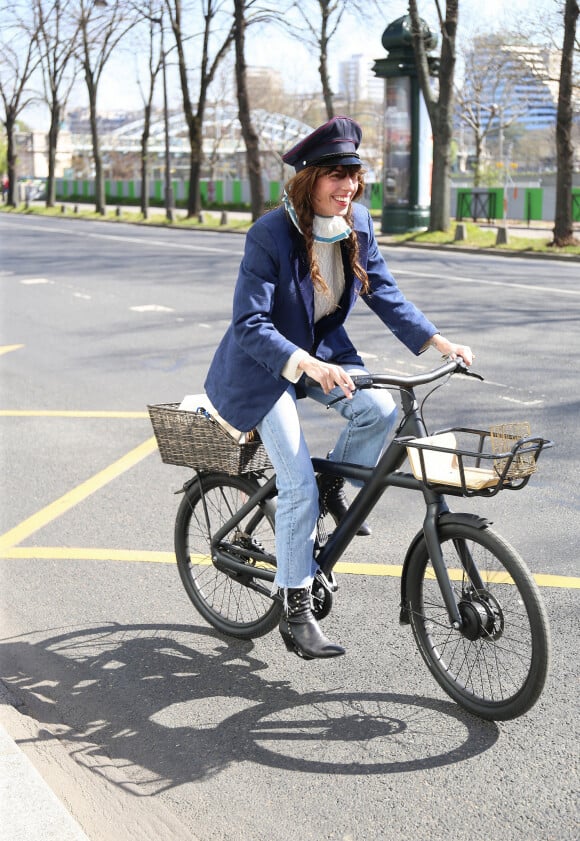 L'auteure-compositrice-interprète Lou Doillon quitte les studios de Radio France et prend son vélo électrique, à Paris, France, le 30 mars 2021. © Panoramic/Bestimage 