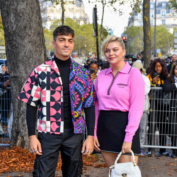Louane Emera et son compagnon Florian Rossi arrivent au défilé de mode Miu Miu lors de la Fashion Week printemps/été 2022 à Paris, France, le 5 octobre 2021. © Veeren Ramsamy-Christophe Clovis/Bestimage 