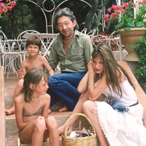 Serge Gainsbourg et Jane Birkin avec Kate Barry et Charlotte Gainsbourg, à Saint-Tropez