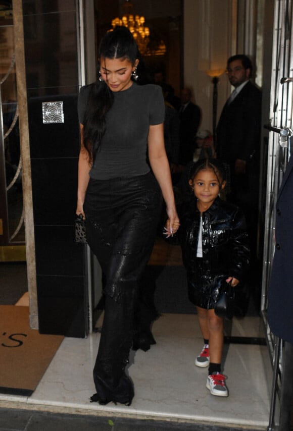 Kylie Jenner et sa fille Stormi à la sortie de leur hôtel à Londres, le 7 août 2022. Merci de flouter le visage des enfants avant publication 