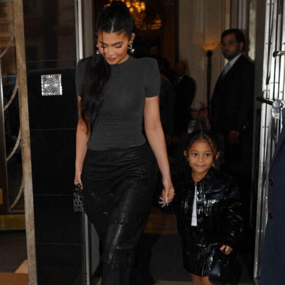 Kylie Jenner et sa fille Stormi à la sortie de leur hôtel à Londres, le 7 août 2022. Merci de flouter le visage des enfants avant publication 