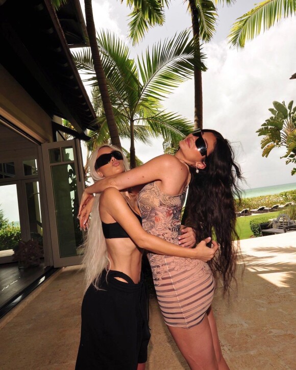 Kim Kardashian et sa soeur Kylie sur Instagram.