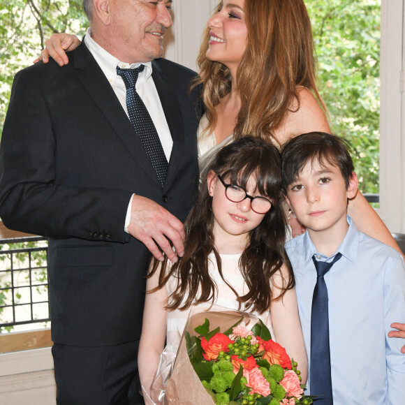 Jean-Marie Bigard, sa femme Lola Marois et leurs enfants Bella et Jules - Jean-Marie Bigard et Lola Marois lors de la cérémonie oecuménique à l'occasion du renouvellement de leurs voeux pour leur 10 ans de mariage. Le 27 mai 2021 © Coadic Guirec / Bestimage 