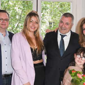 Paul Adam, Lou, la soeur de Lola Marois, Jean-Marie Bigard, sa femme Lola Marois et leurs enfants Bella et Jules, Husky Kihal - Jean-Marie Bigard et Lola Marois lors de la cérémonie oecuménique à l'occasion du renouvellement de leurs voeux pour leur 10 ans de mariage. Le 27 mai 2021 © Coadic Guirec / Bestimage 